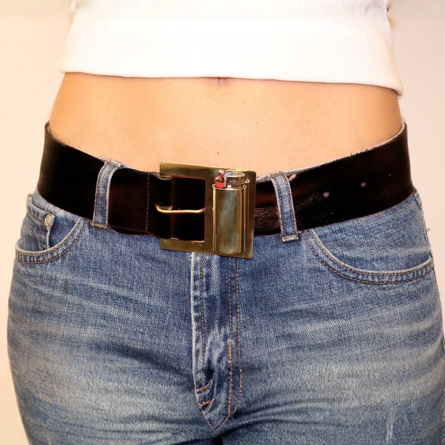 linear-gradient(135deg,rgba(0, 0, 0, 1) 50%, rgba(176, 141, 87, 1) 50%);